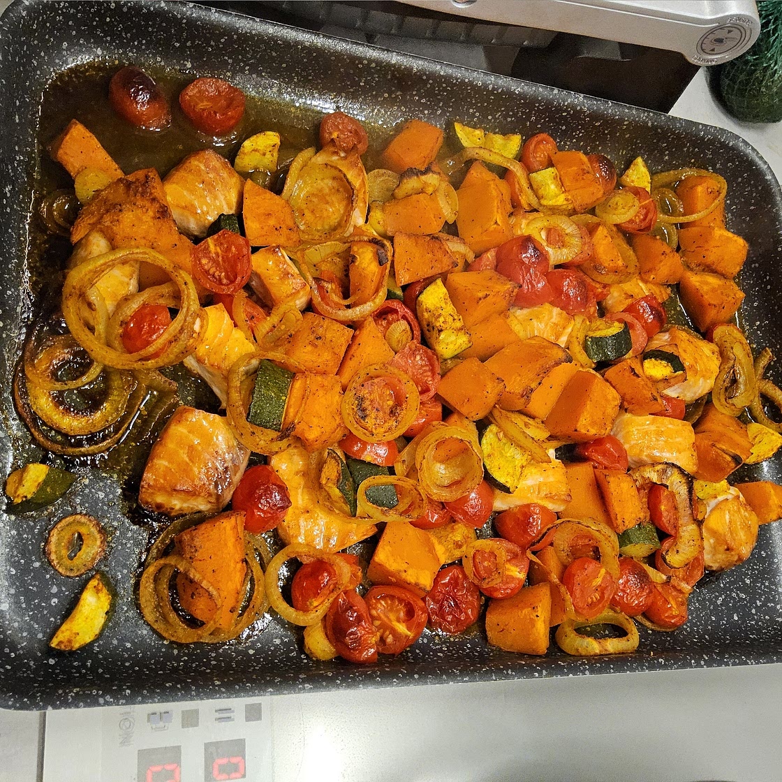 Овощи с лососем из духовки