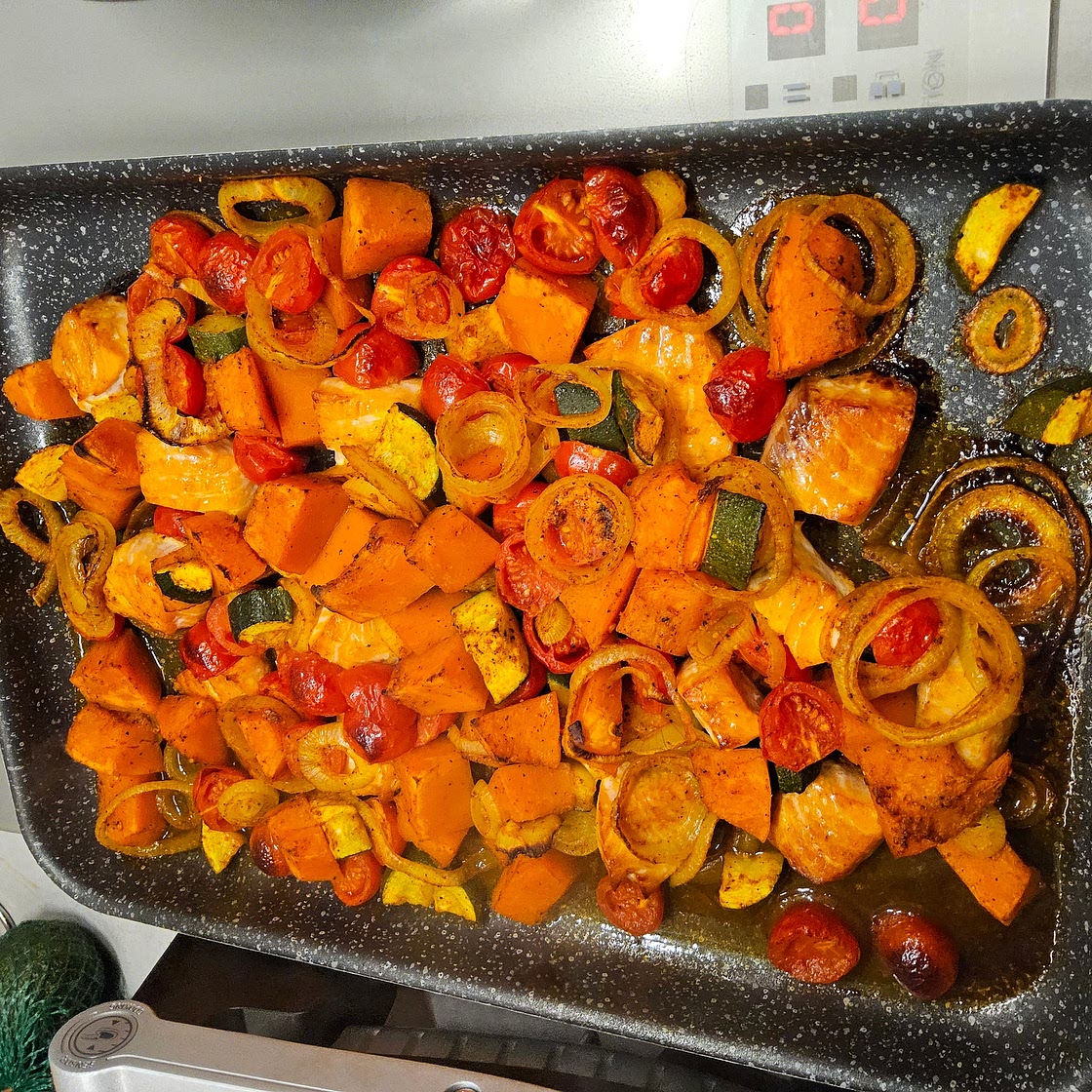 Овощи с лососем из духовки