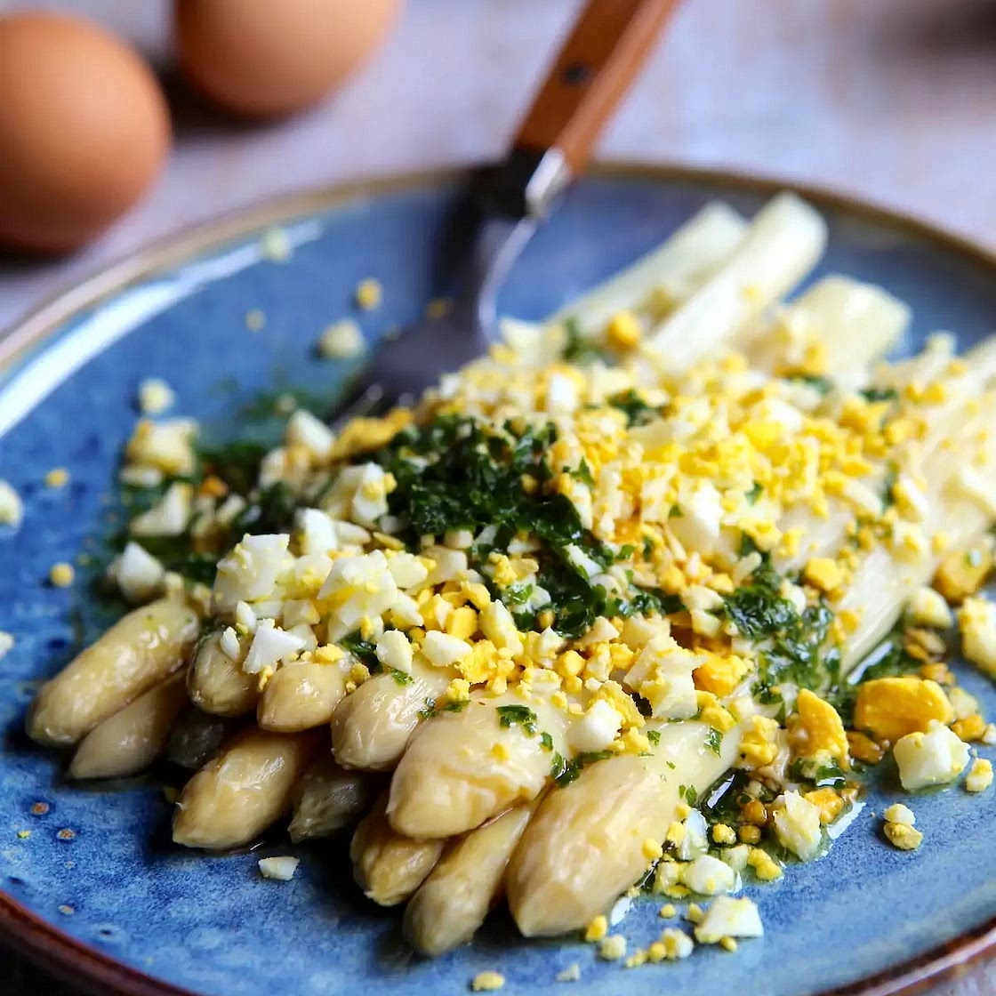 Asperges et sauce aux œufs