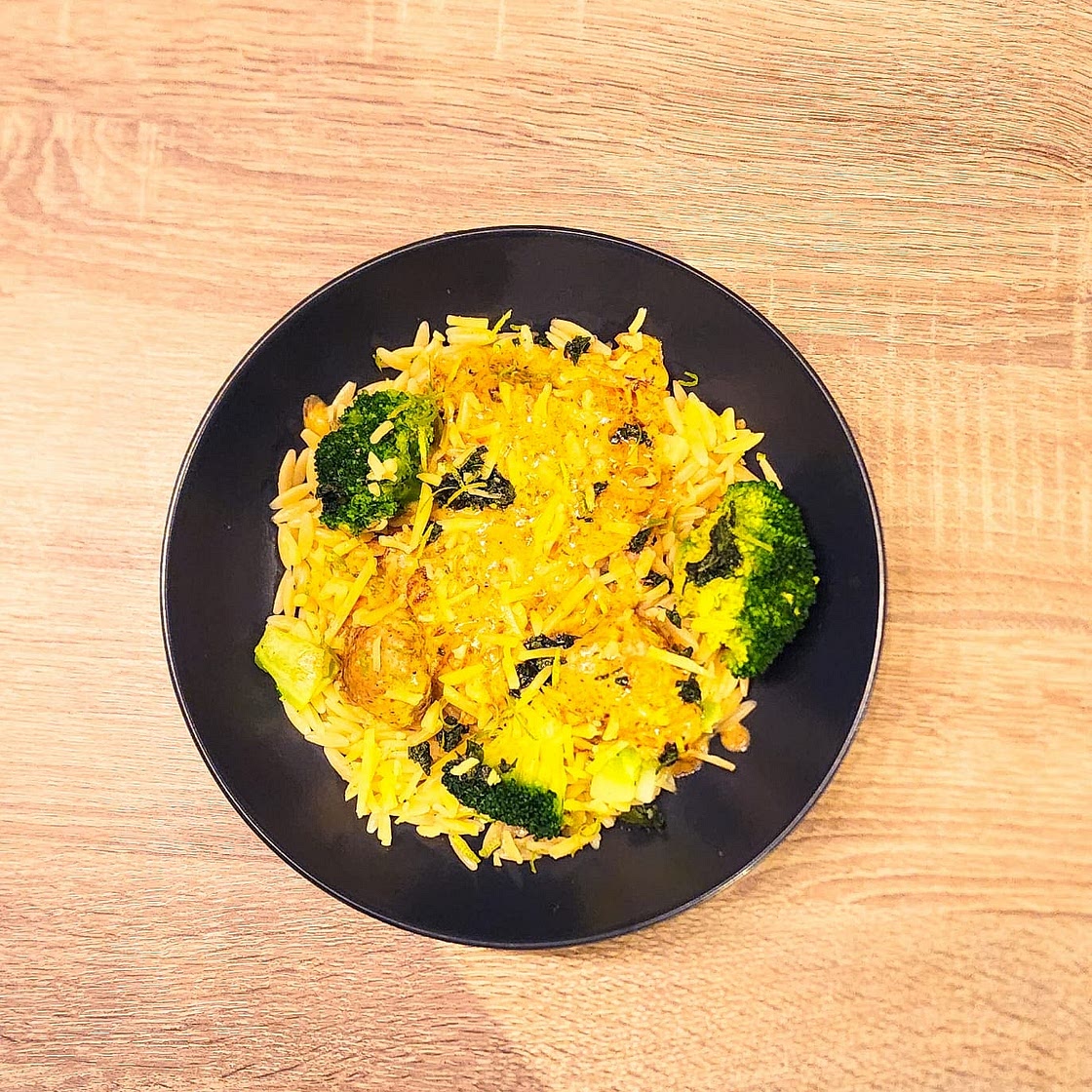 Boulettes de poulet crémeuses avec orzo et brocoli