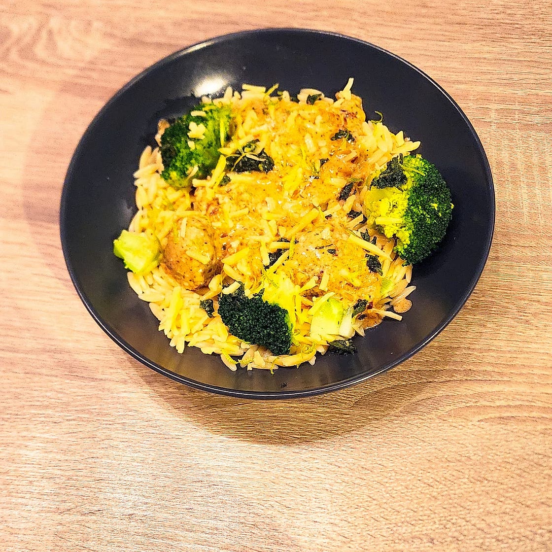 Boulettes de poulet crémeuses avec orzo et brocoli