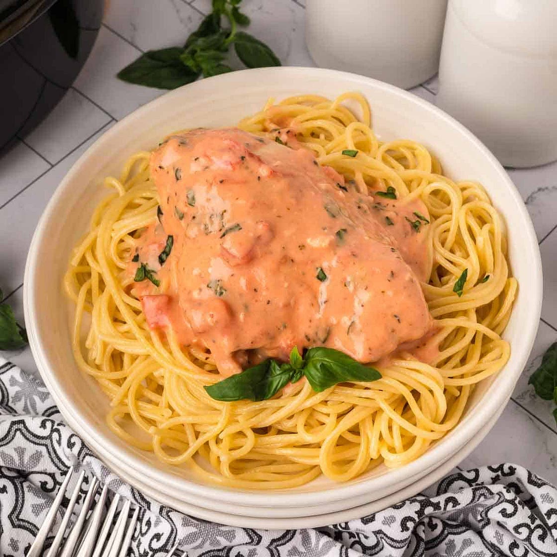 Slow cooker tomato basil chicken