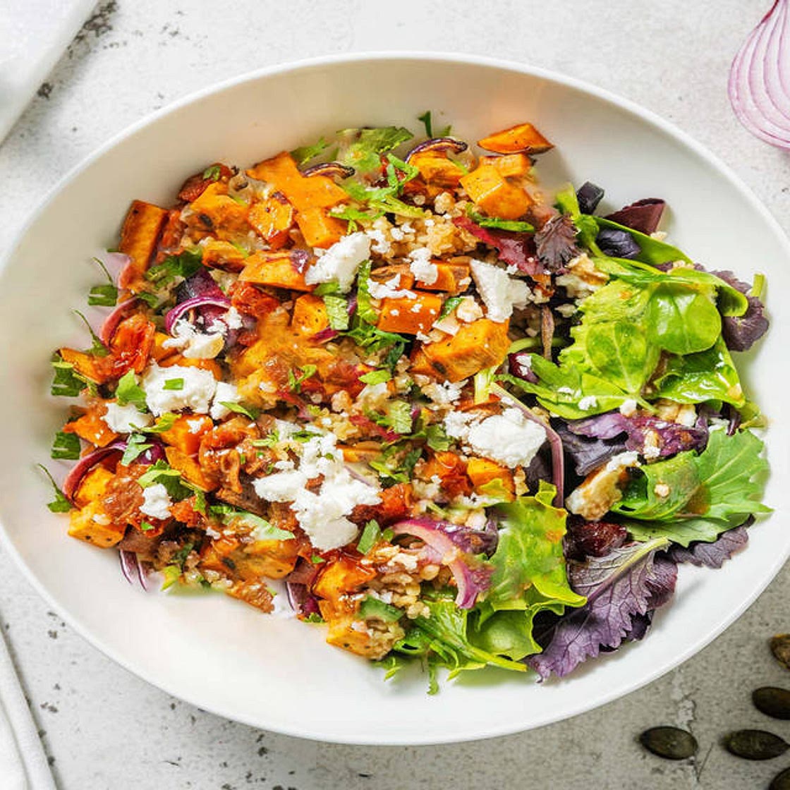 Salade arc-en-ciel boulgour & légumes rôtis avec des raisins secs, du cumin & du fromage