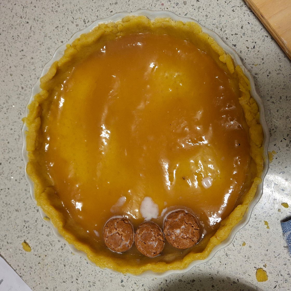 CROSTATA CON AMARETTI E MARMELLATA DI PESCHE