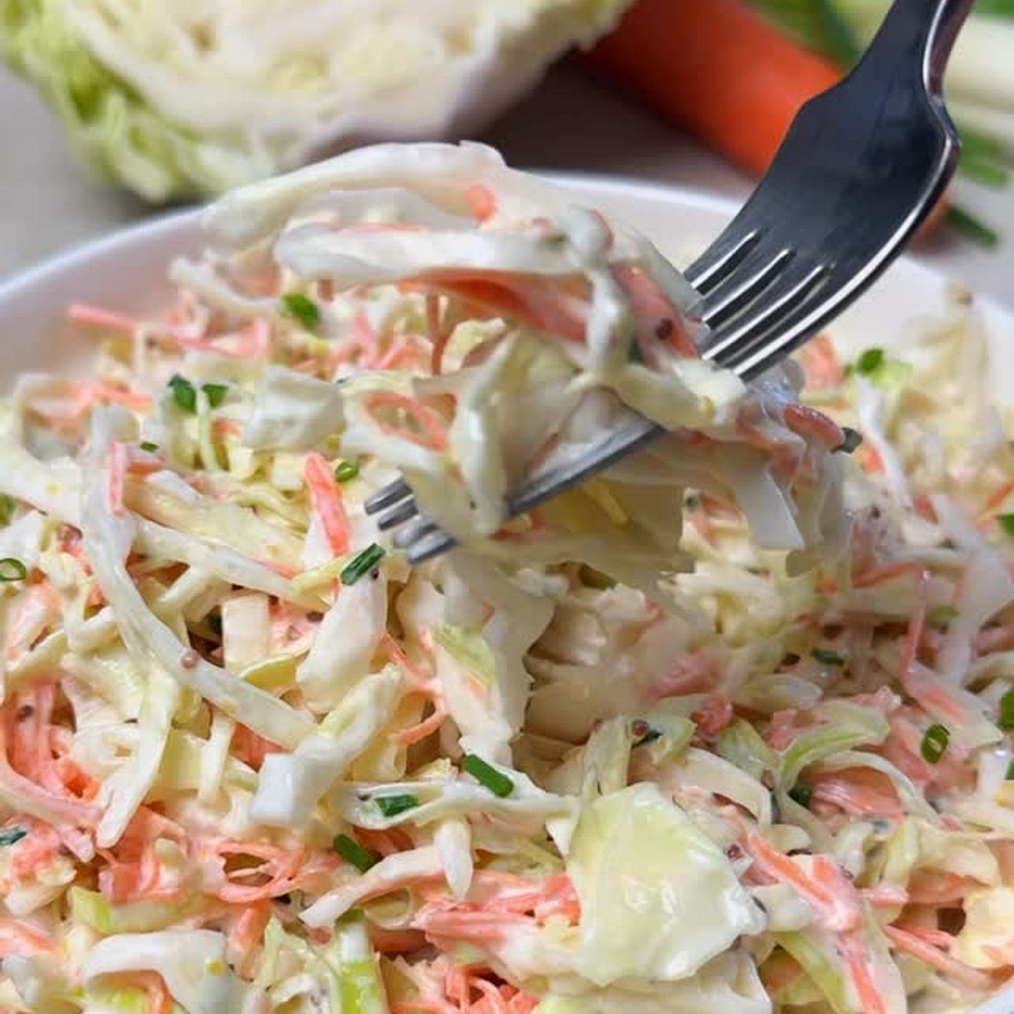 insalata Coleslow🥂 Ingredienti 300 g cavolo cappuccio 1 porro (o un cipollotto) 150 g carote (a julienne) Per condire 150 g