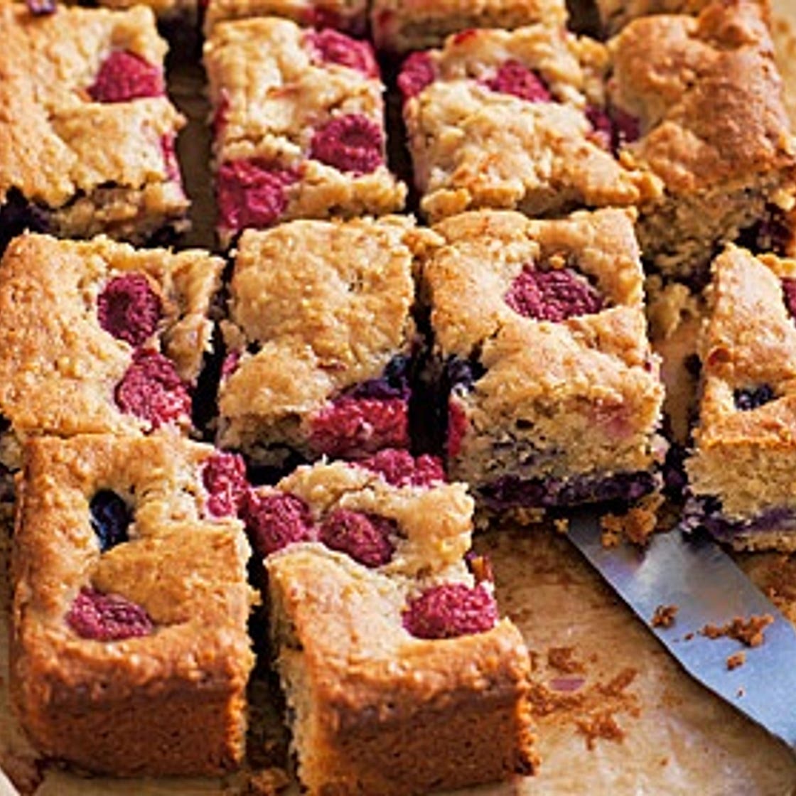Apple, berry and yogurt traybake
