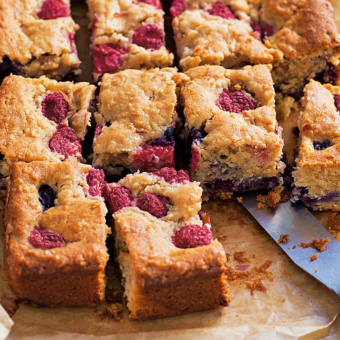 Apple, berry and yogurt traybake