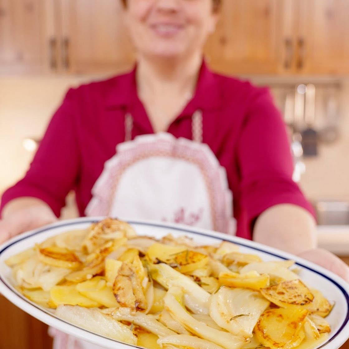 FINOCCHI CON PATATE IN PADELLA Pochi ingredienti e tanto sapore 😊 INGREDIENTI 2 finocchi 2 patate Rosmarino 1 spicchio d’aglio Olio extravergine d’oliva Sale fino PROCEDIMENTO Iniziamo tagliando i finocchi a fettine sottili direttamente in padella. Affett