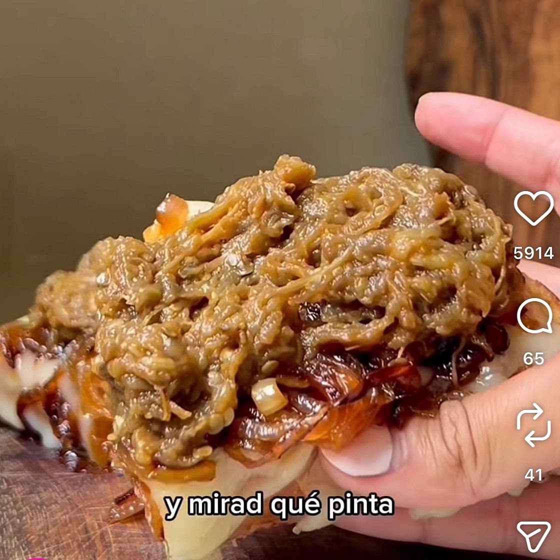 Tosta de berenjena desmechada con cebolla caramelizada y queso 