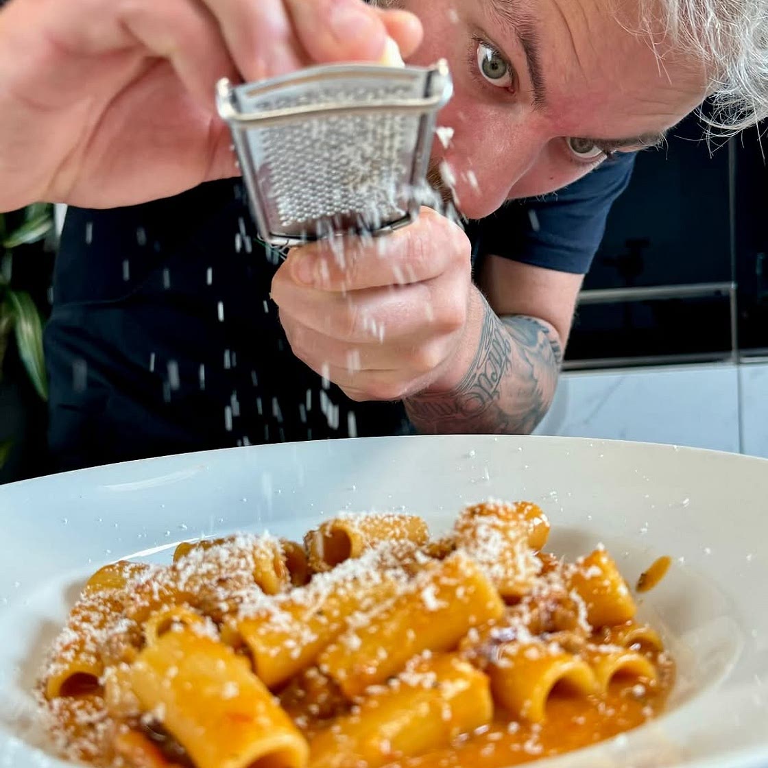 Pasta alla Zozzona! La vera regina di ROMA!🤤🐷 SALVATE LA RICETTA!!! . Ingredienti x4 🛒 500 g di rigatoni 1 uovo intero 4 tuorli 4 fette di guanciale 3 salsicce 1 cipolla 300gr di passata di pomodoro Sale e pepe qb 150gr di Pecorino romano . .
