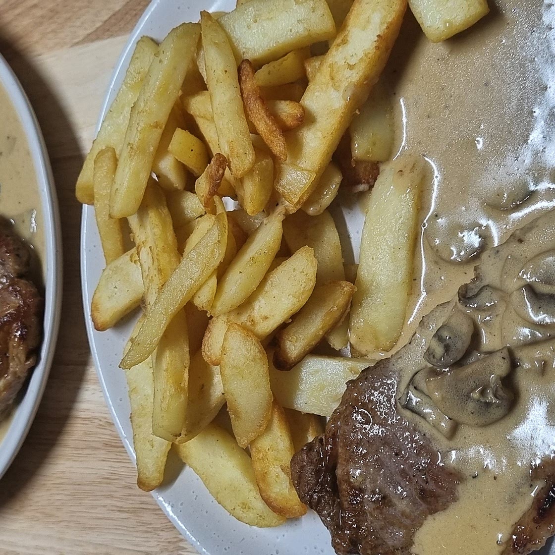 Steak, chips and Mushroom sauce