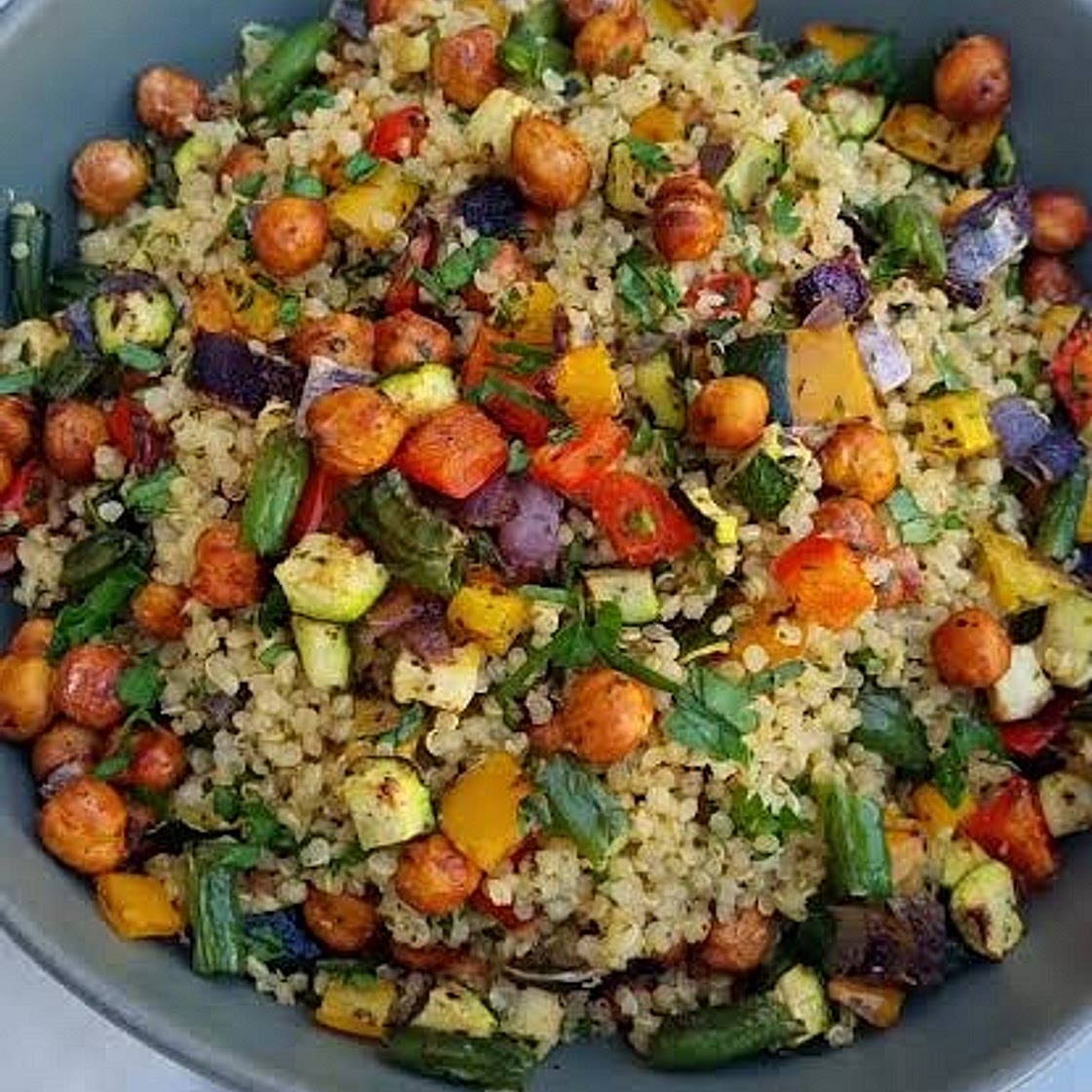Quinoa con garbanzos y verduras asadas