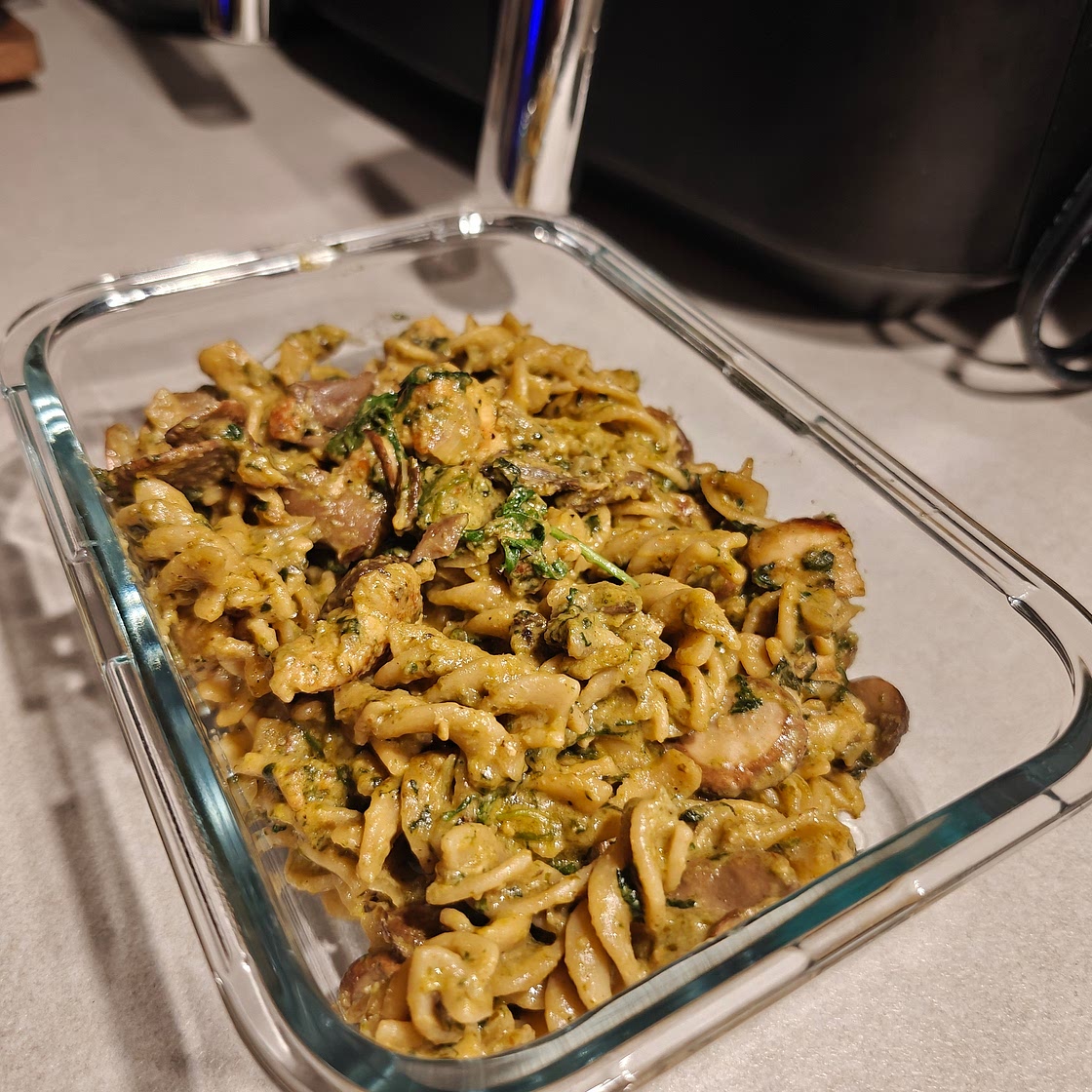 Healthy pasta pesto with chicken, mushrooms and spinach/zuchinni