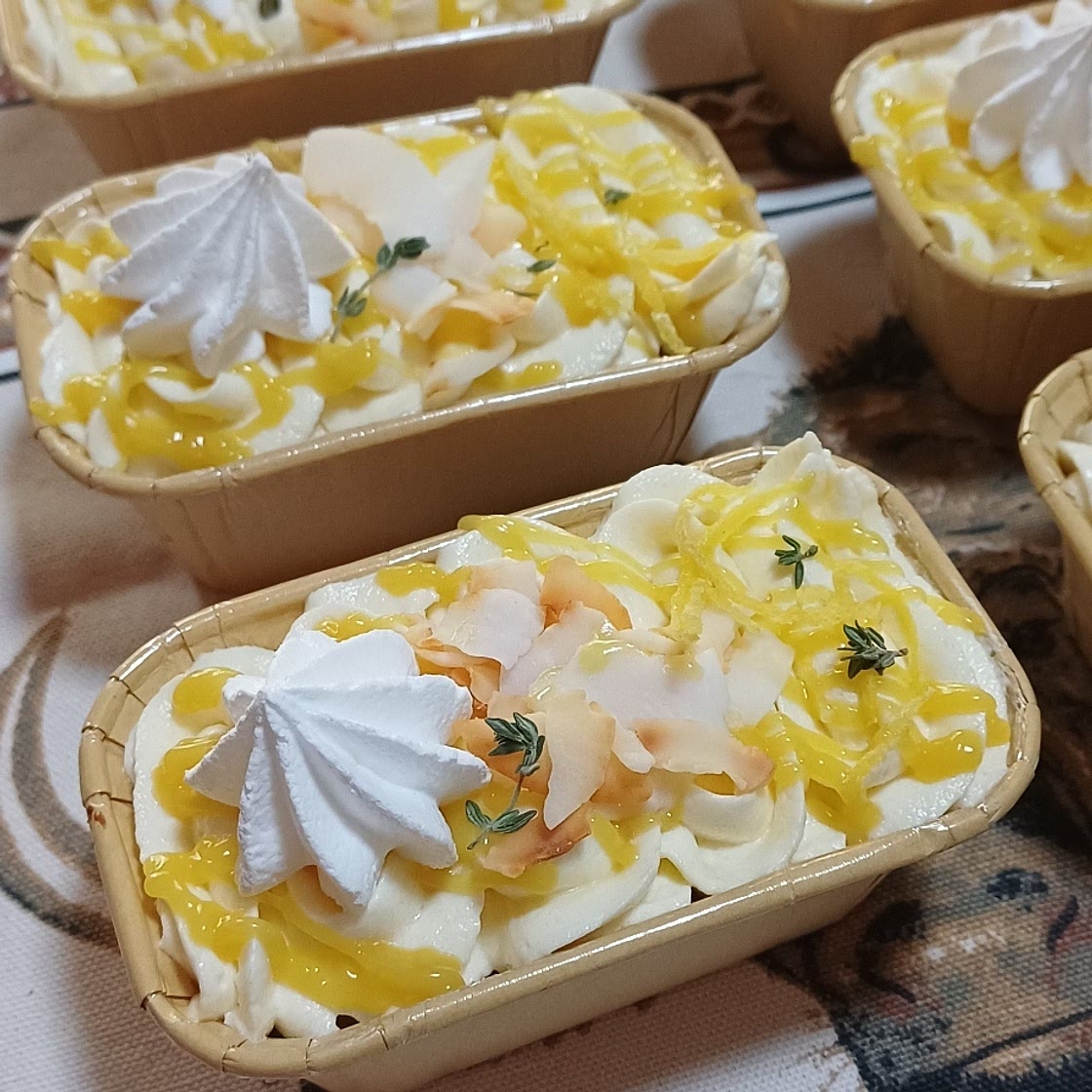 Lemon Cake w/ Lemon Curd and Mascarpone Whipped cream 🍋