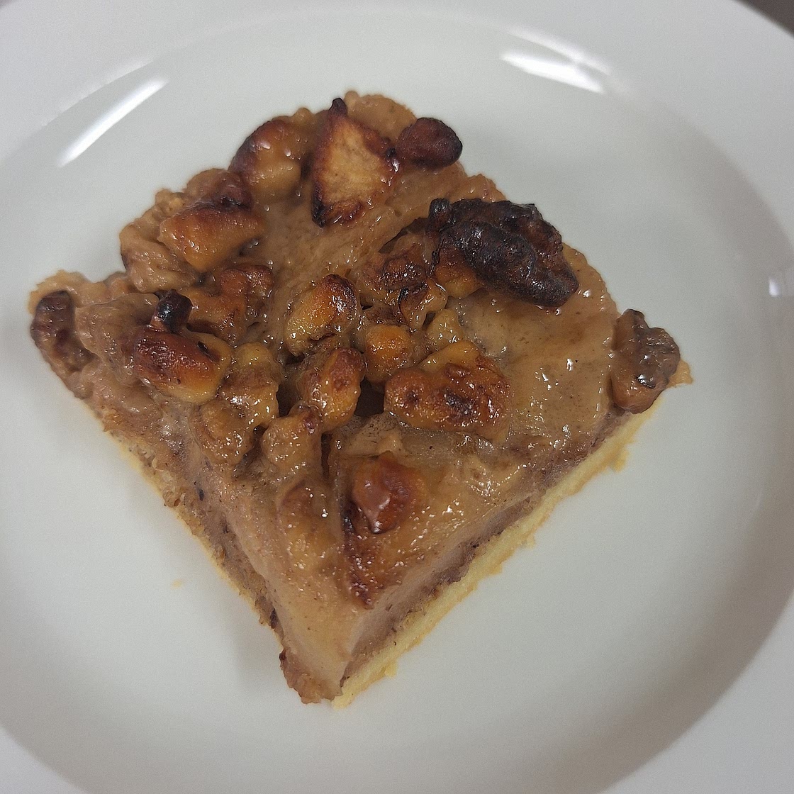 Apfel-Walnuss-Kuchen mit cremiger Füllung