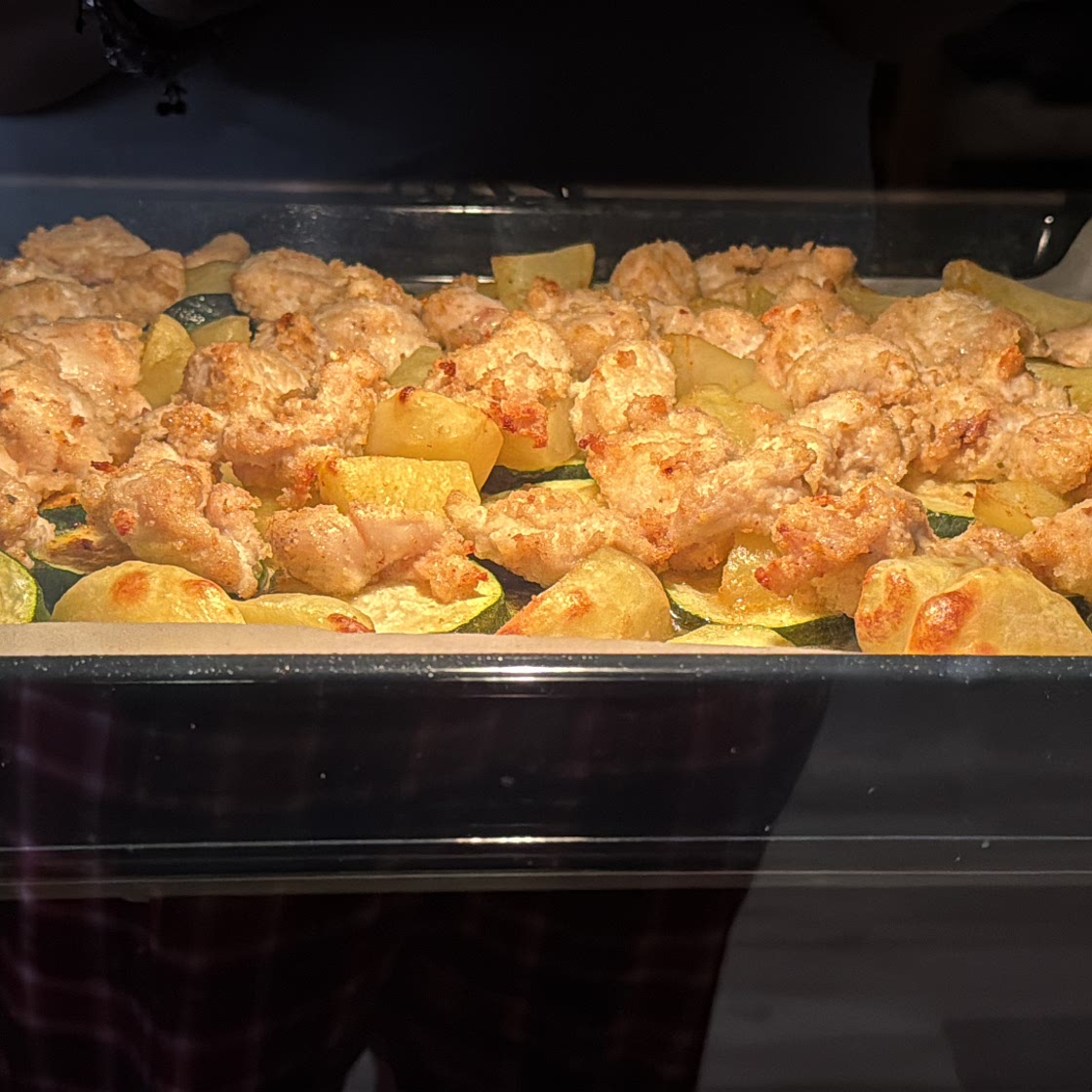 Bocconcini di pollo al forno con zucchine e patate
