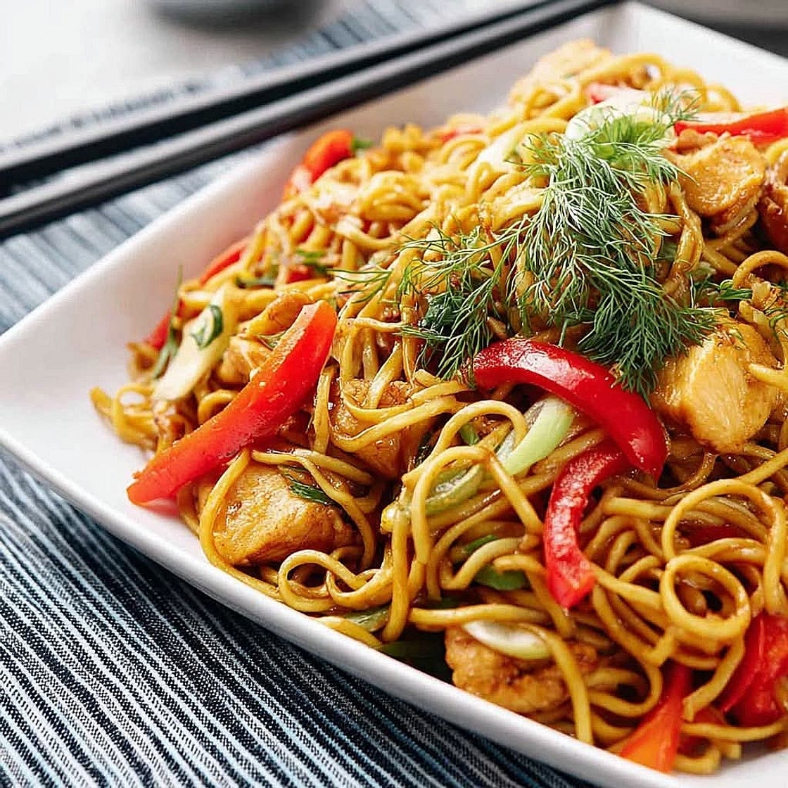 Nouilles asiatiques sautées au poulet et légumes croquants