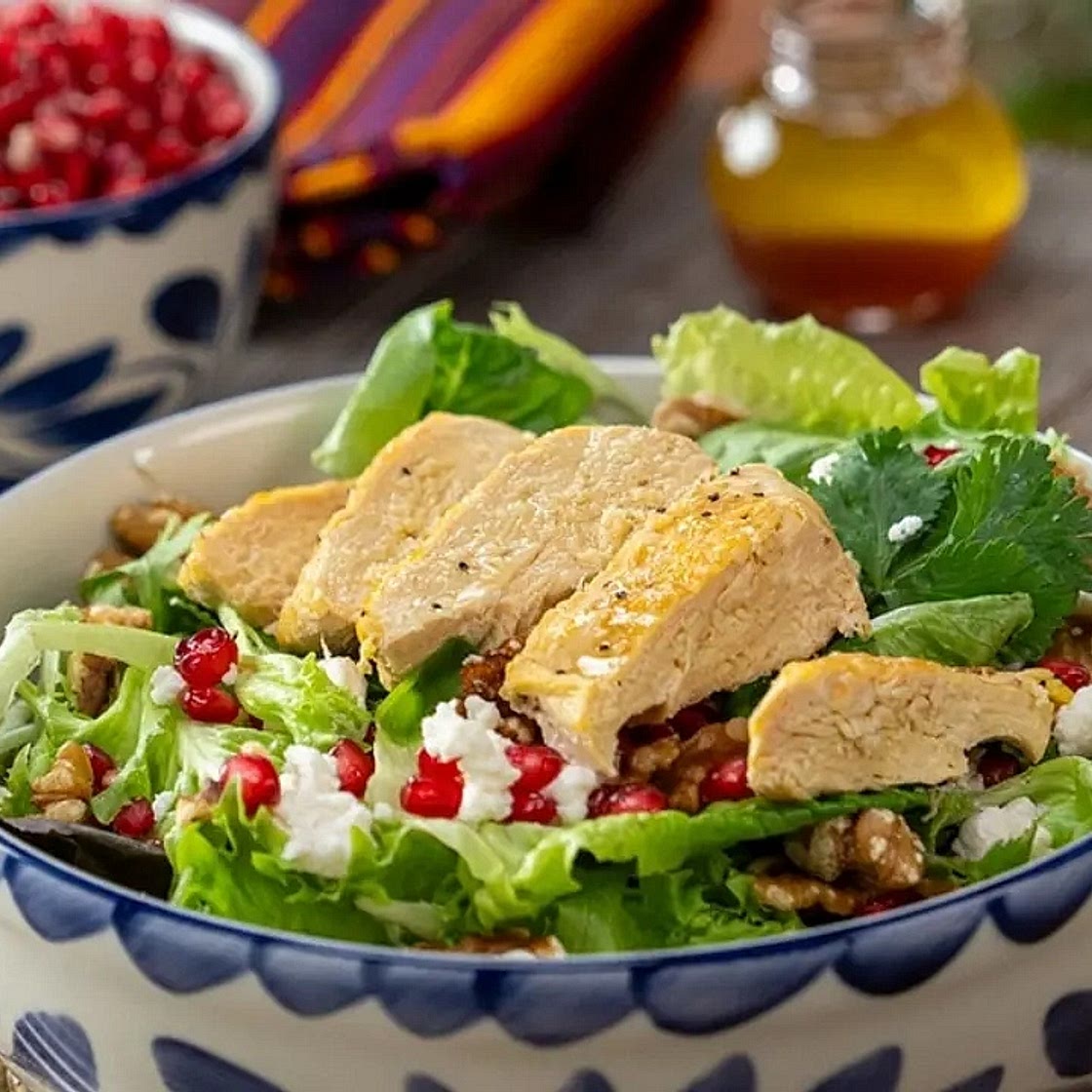 Ensalada con granada, pollo y nuez