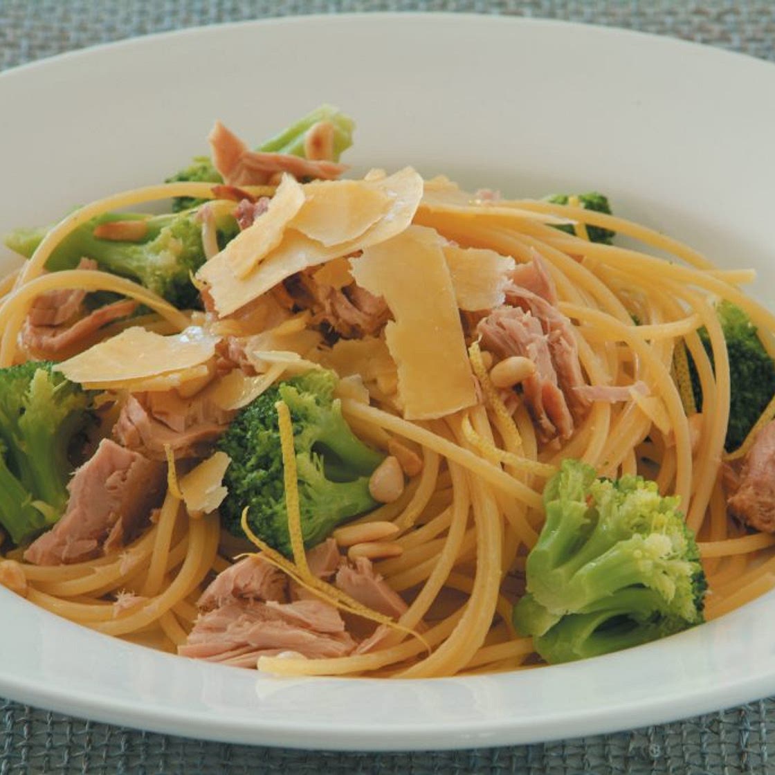 Spaghetti with tuna, lemon and broccoli