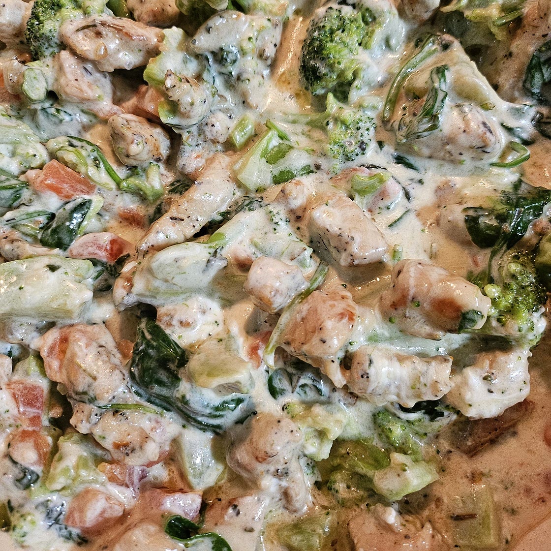 15 Minute Keto Garlic Chicken with Broccoli and Spinach