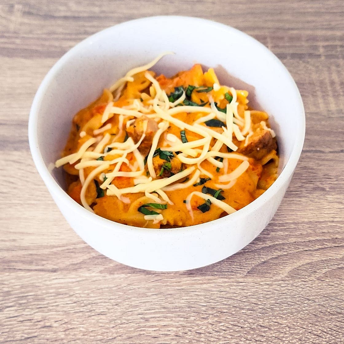 Saucisses de poulet et farfalle