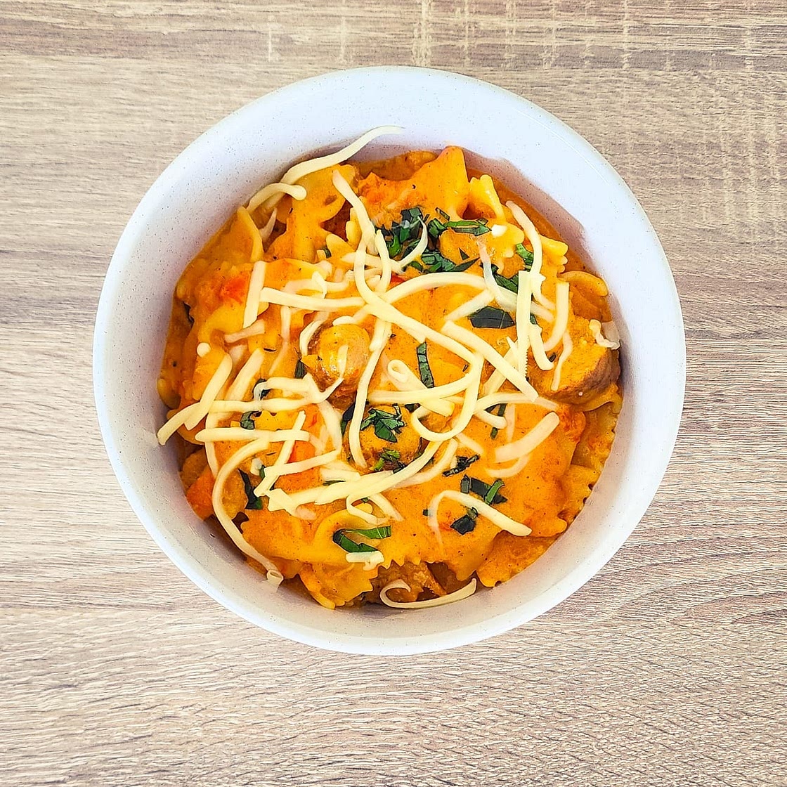 Saucisses de poulet et farfalle