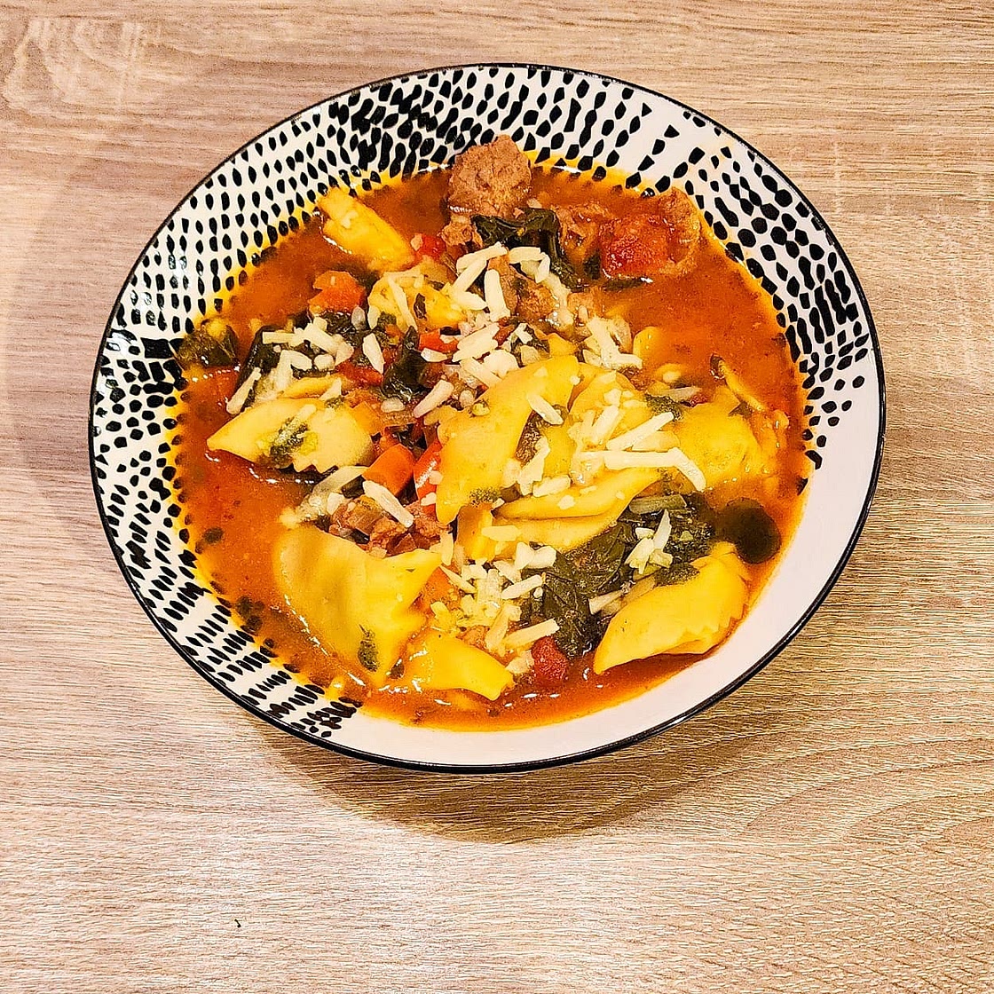 Soupe à l'italienne garnie de tortelloni et épinards