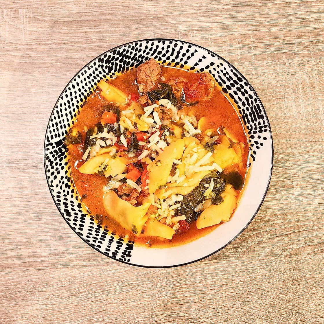 Soupe à l'italienne garnie de tortelloni et épinards