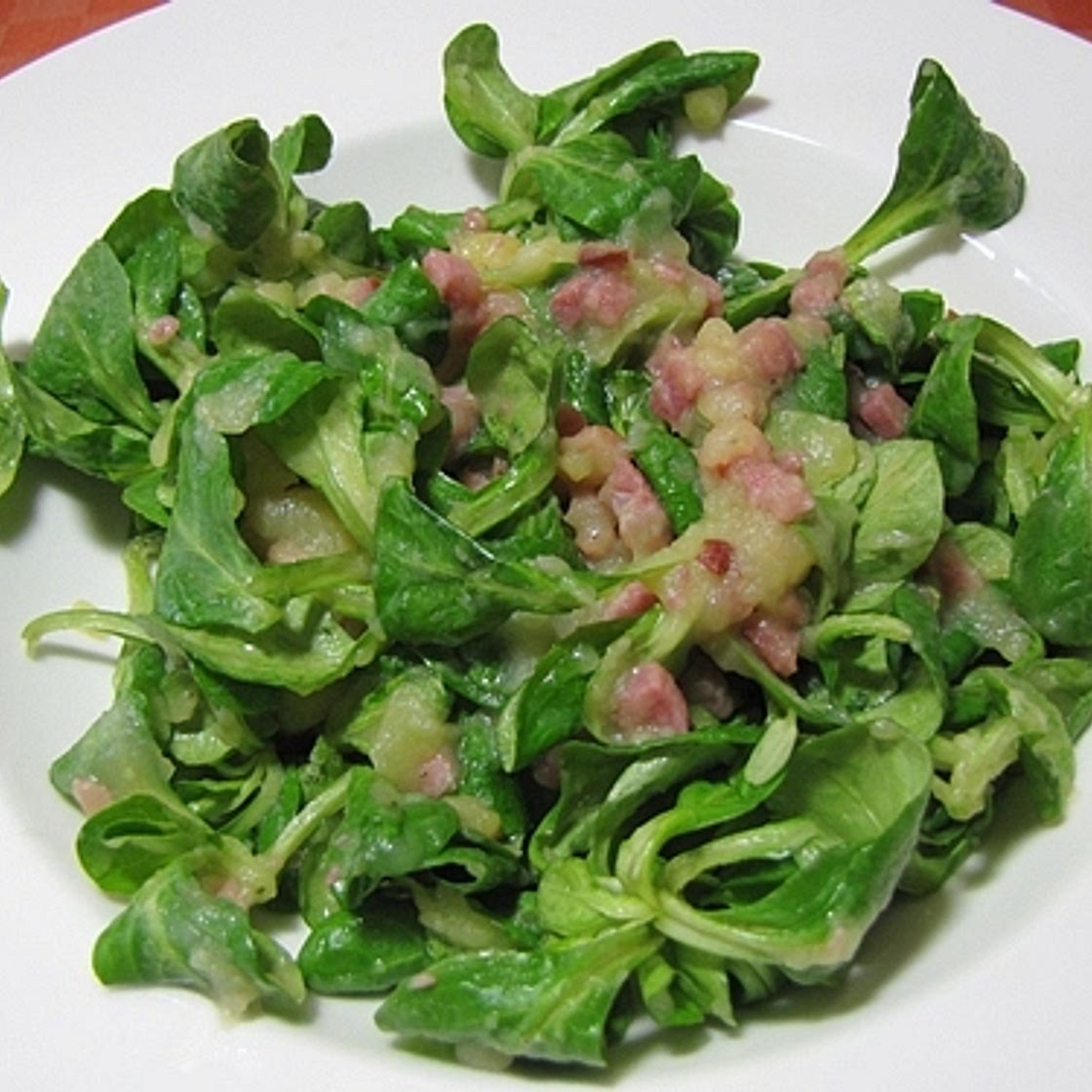 Salat mit warmem Speck-Dressing