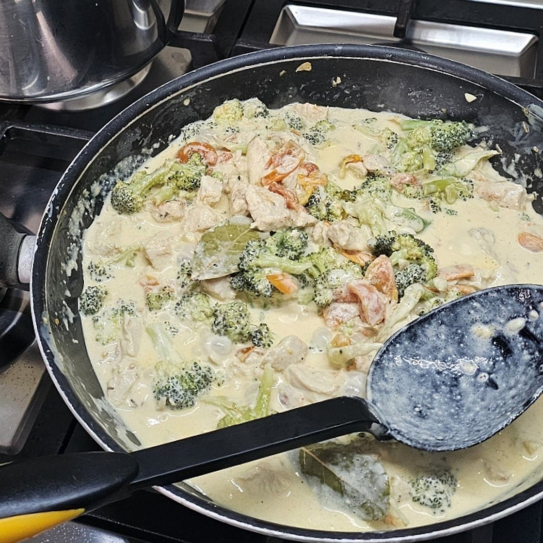 15 Minute Keto Garlic Chicken with Broccoli and Spinach