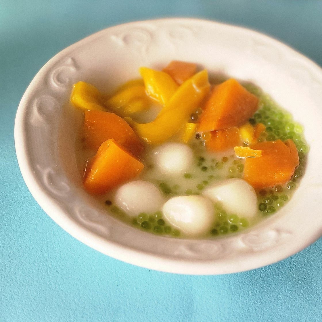Ginataang Bilo bilo (glutinous rice balls in coconut milk)