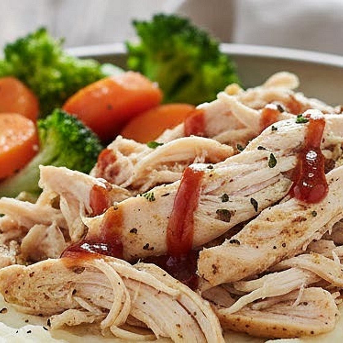 Pollo desmechado con puré de papa