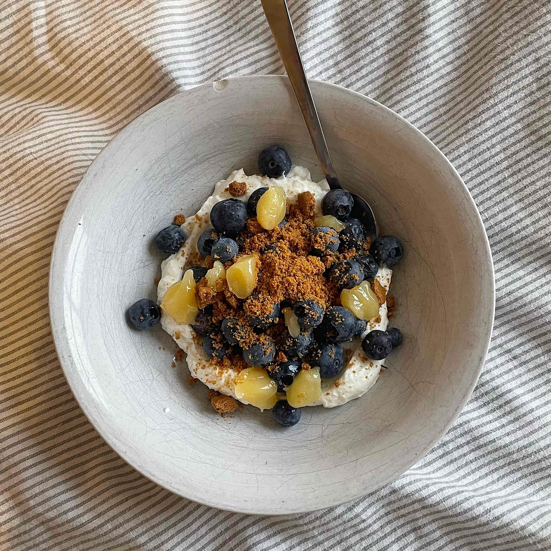 Lemon & blueberry cheesecake yogurt bowl 