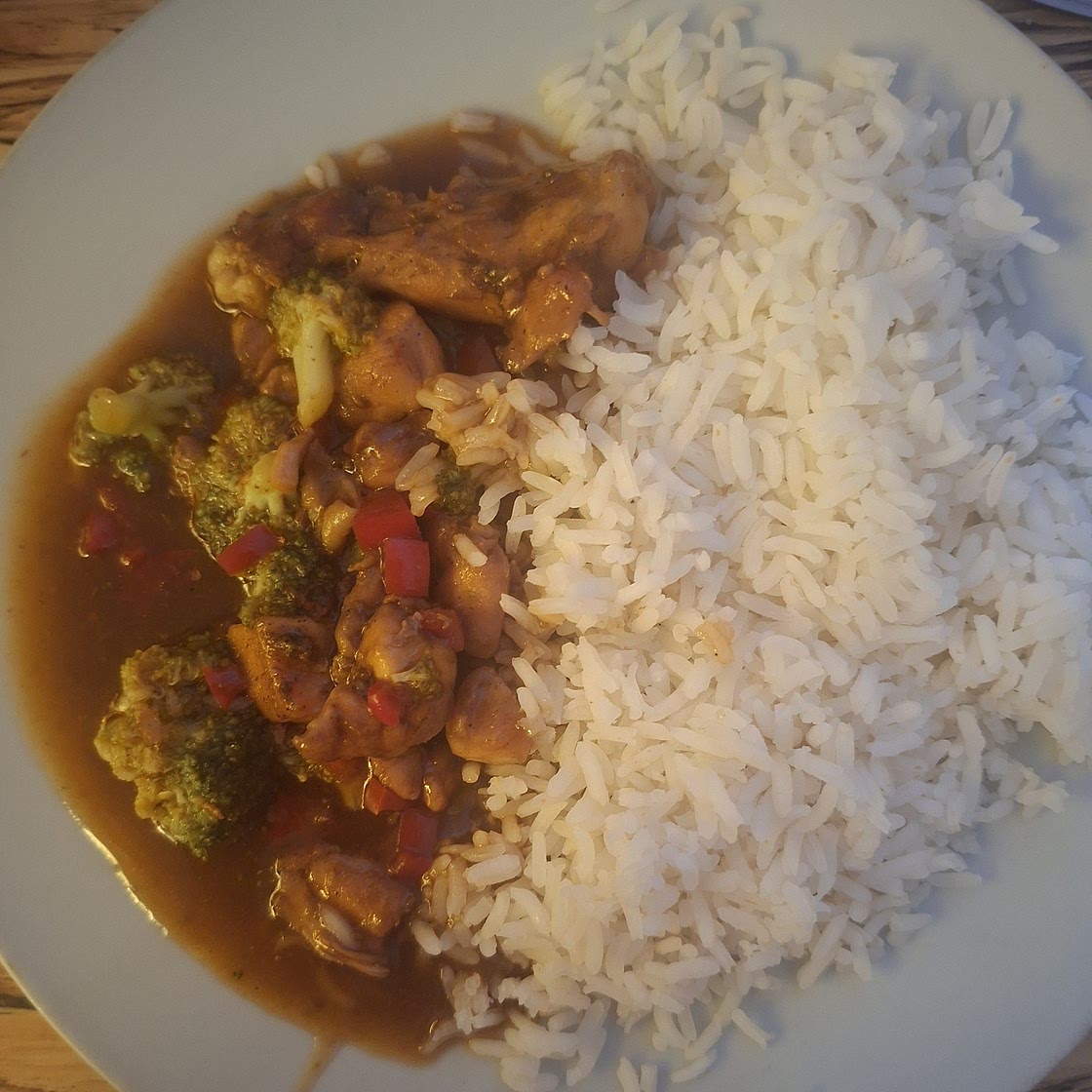 Pollo al sésamo con arroz y brócoli