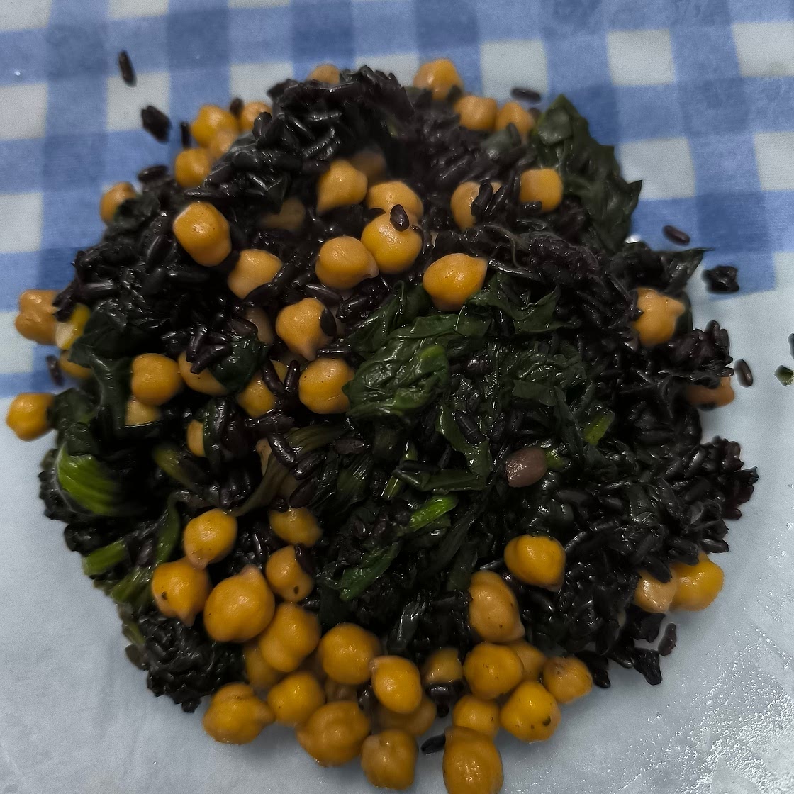 Riso integrale con ceci e spinaci