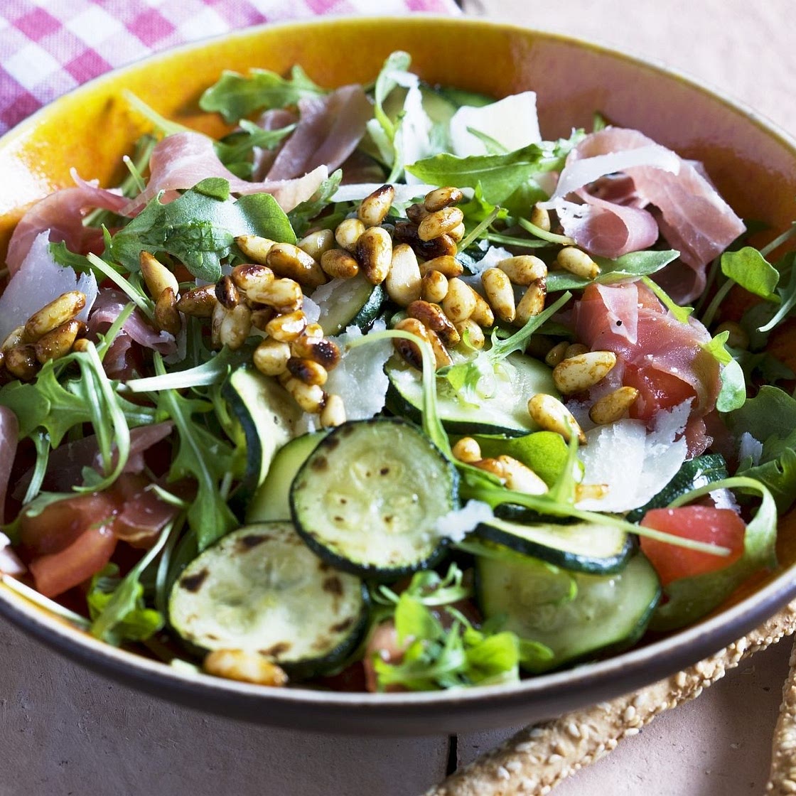 Gemischter grüner Salat mit Zucchini, Pinienkernen und Rohschinken