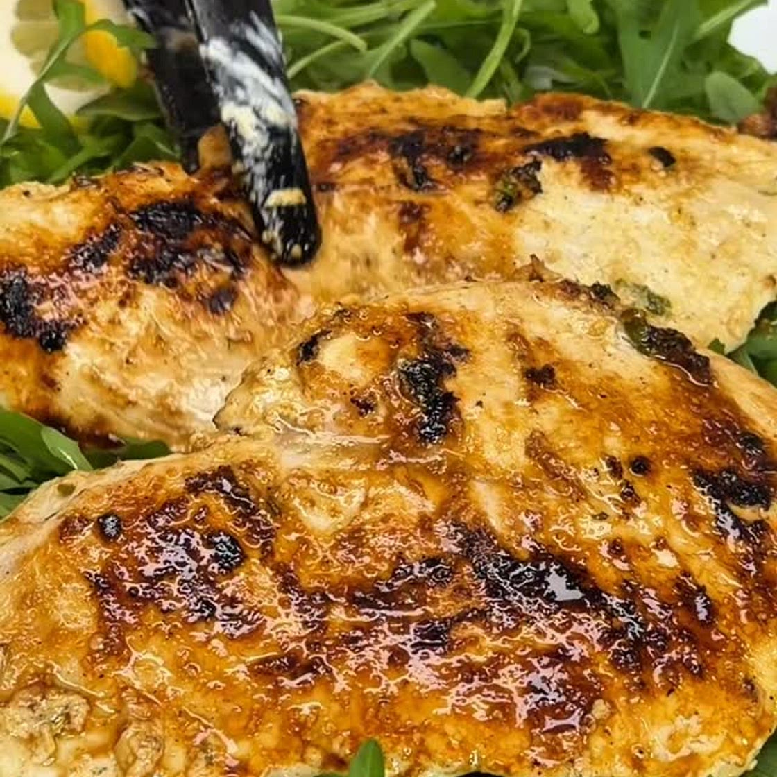 POLLO đmarinalo in questo, verrĂ tenerissimo e troppo buono! Cotto alla griglia e leggero âşď¸ Per 3 persone vi serviranno: 600 g petto di pollo (a fette) q.b. Olio 2 cucchiai yogurt greco 0% di grassi (abbondanti) 1 cucchiaino miele 1