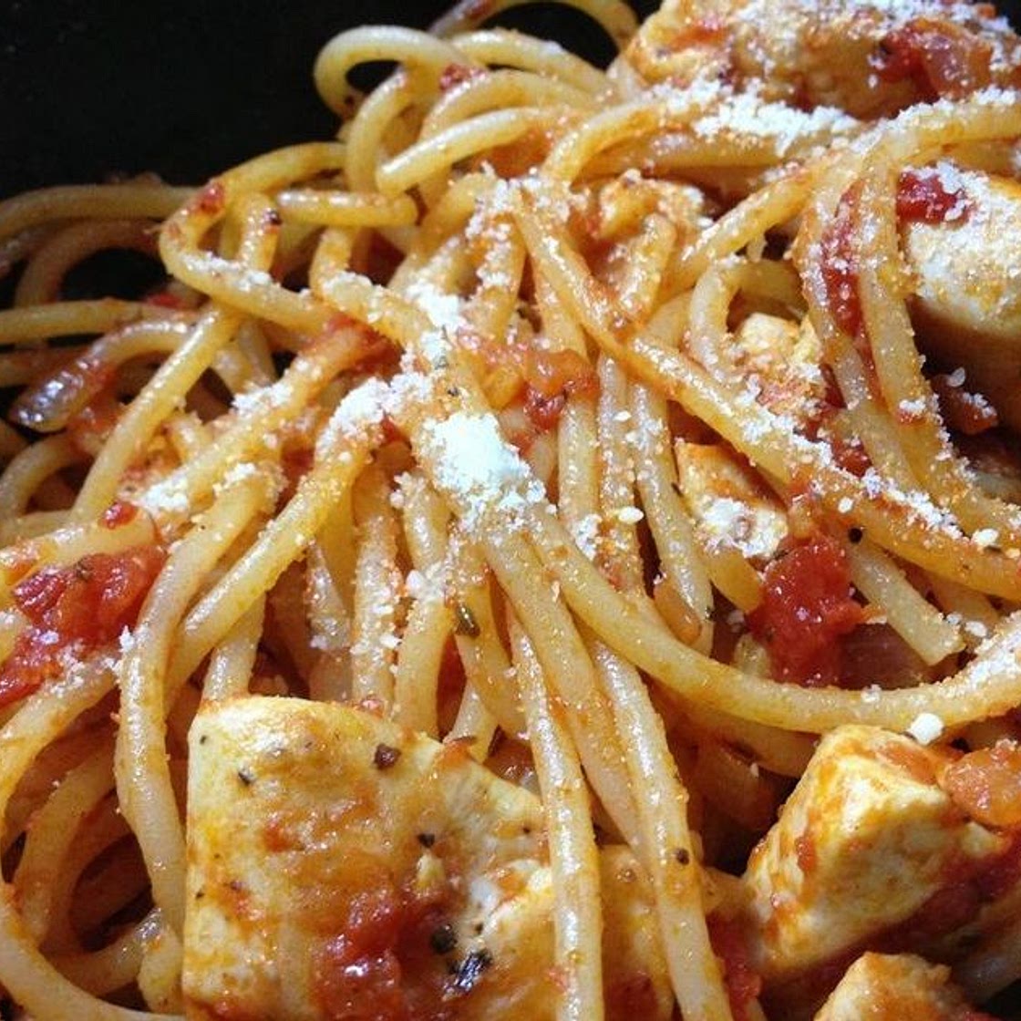 15 Minute Chicken Pasta in a Garlic Tomato Sauce