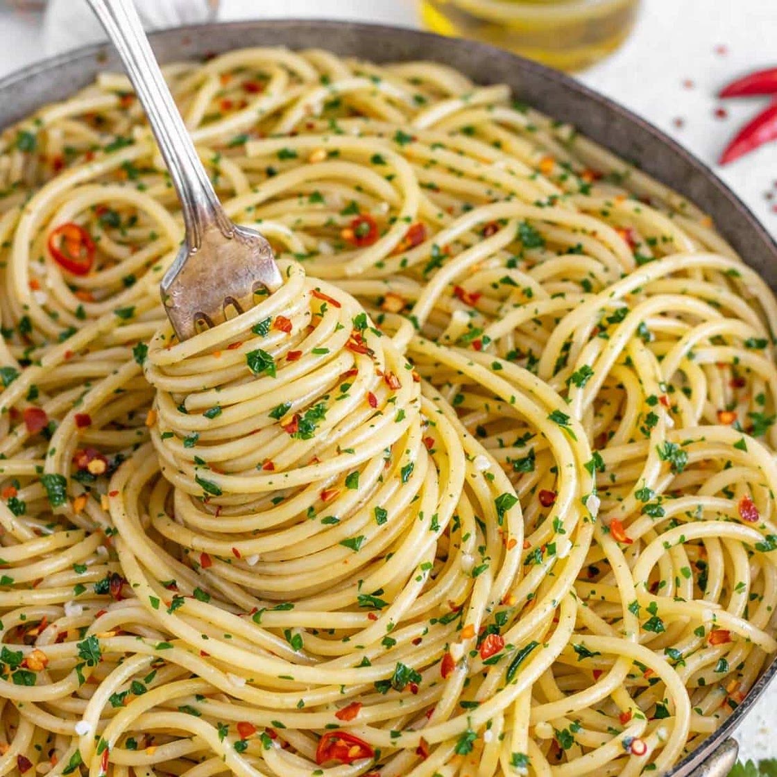 Spaghetti Aglio e Olio (Easy Garlic Olive Oil Pasta)