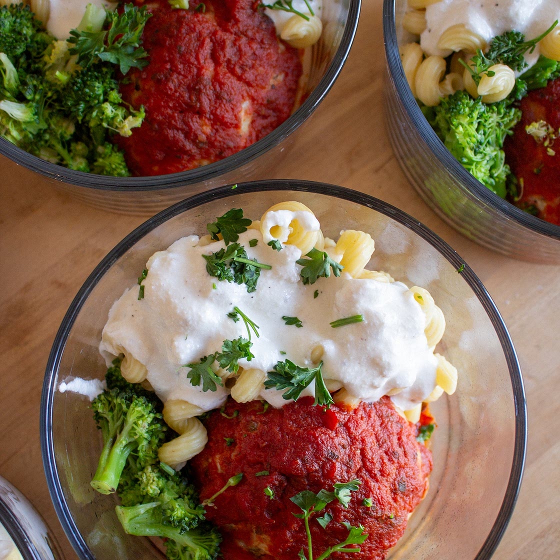 Brokkoli-Parmesan Meatball Bowls