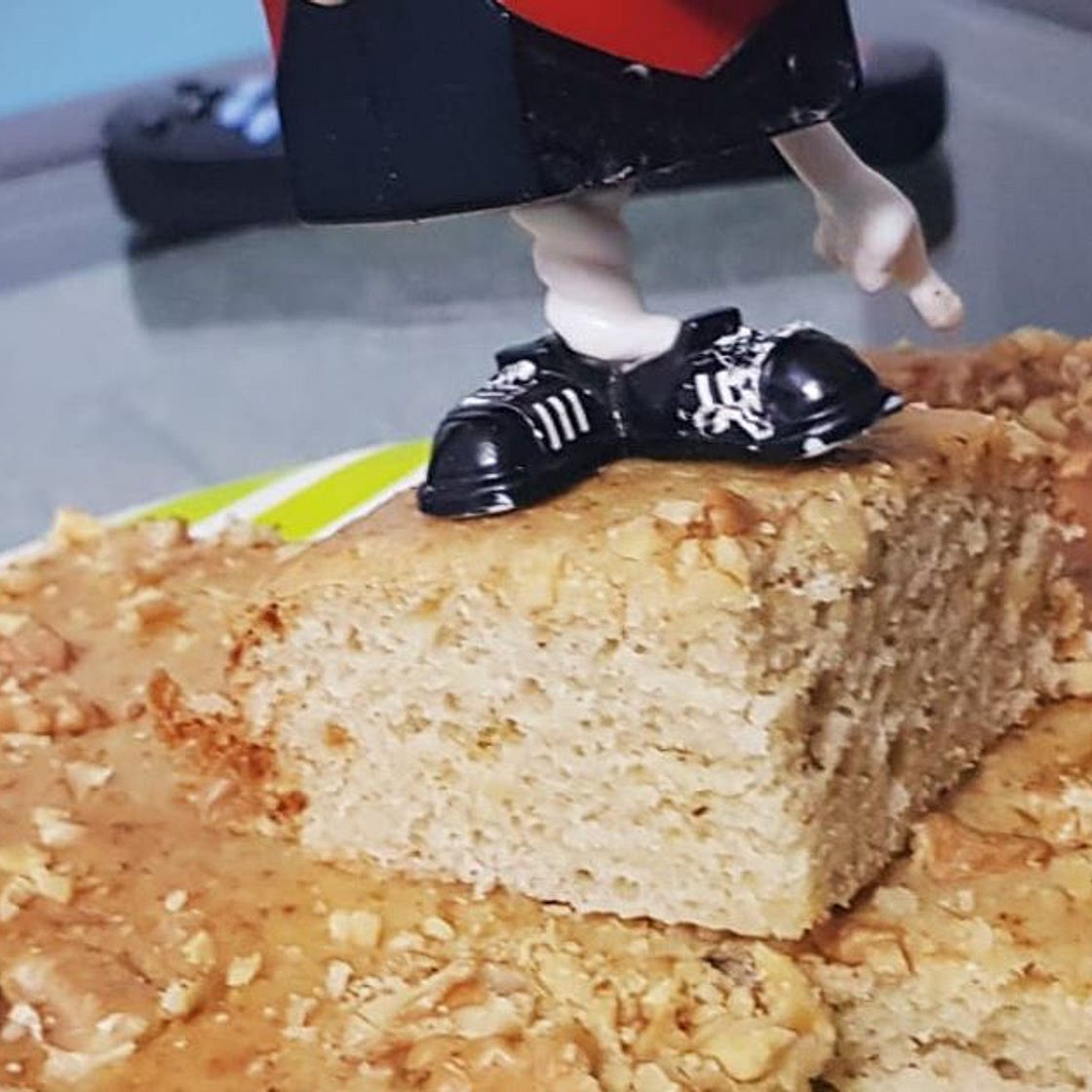 बनाना वॉलनट केक (Banana Walnut Cake Recipe In Hindi)