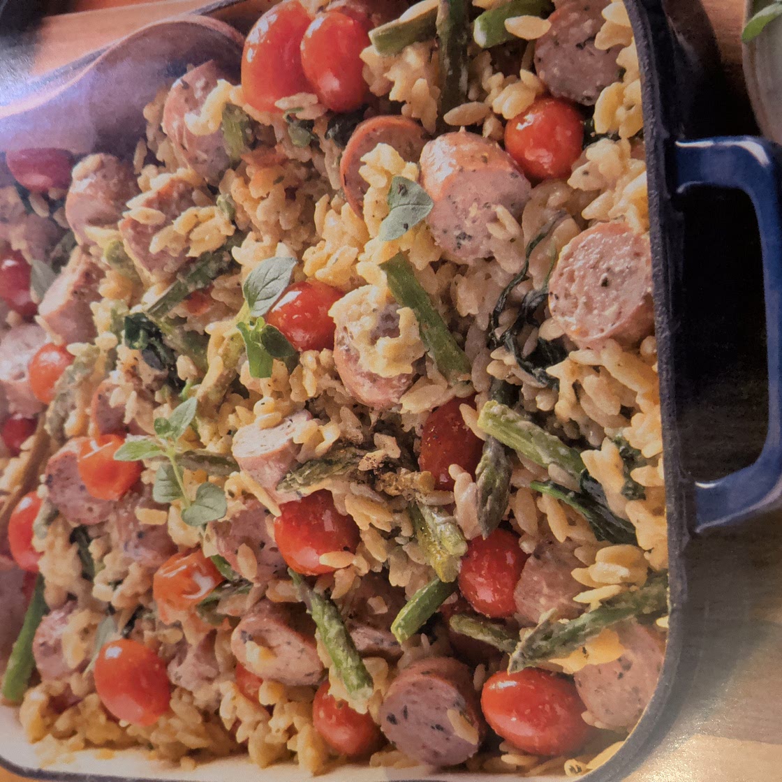 Casserole d'orzo, saucisses et légumes