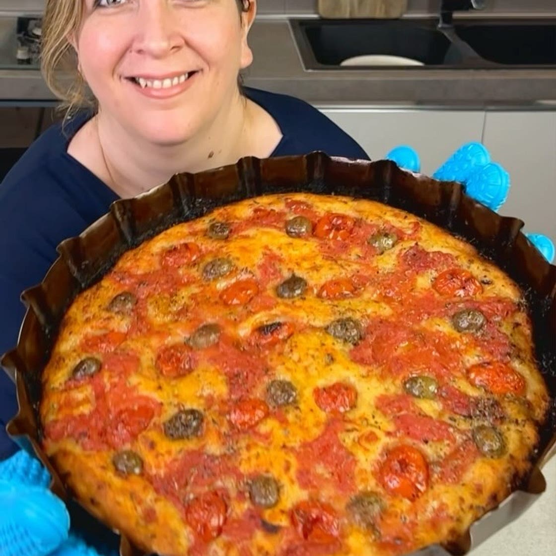 Sua maestà la FOCACCIA barese 😍 Appena sfornata è davvero irresistibile ‼️😋E vedi che ti mangi‼️ Ingredienti per una teglia da 40 cm Per l’impasto: 250 g farina 0 250 g semola rimacinata 35 g lievito madre essiccato (oppure 12 gr Lievito di birra fresco)