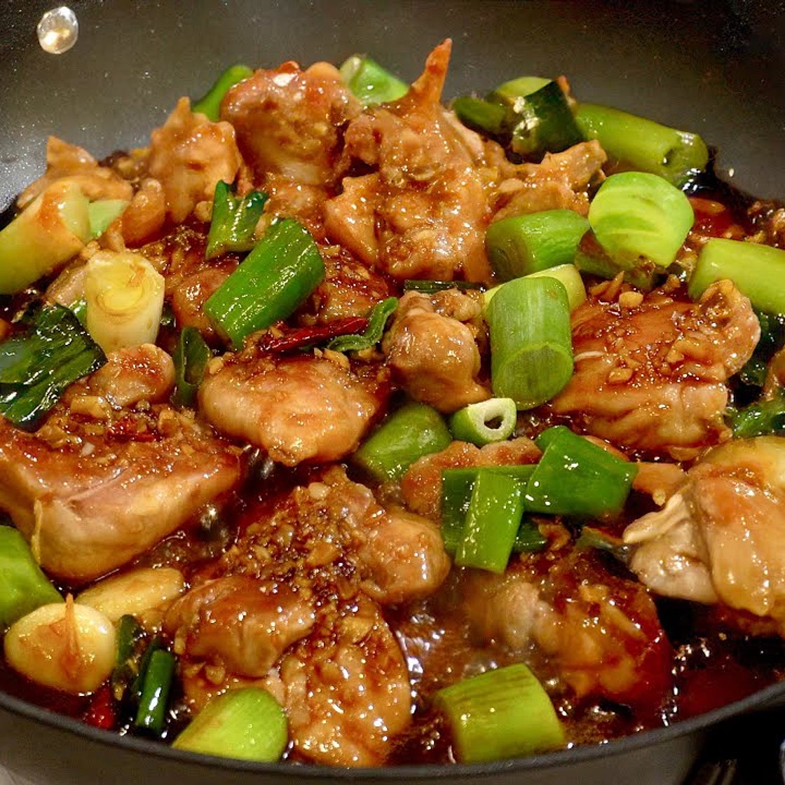Pollo glassato al miele e soia con cipollotto dorato