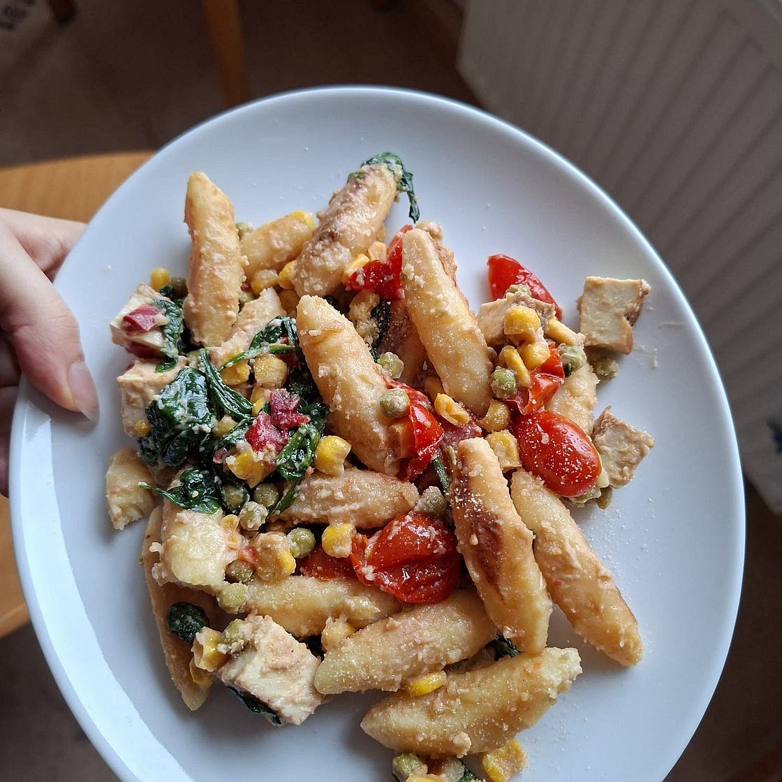 Schupfnudeln mit Erdnussoße und Spinat