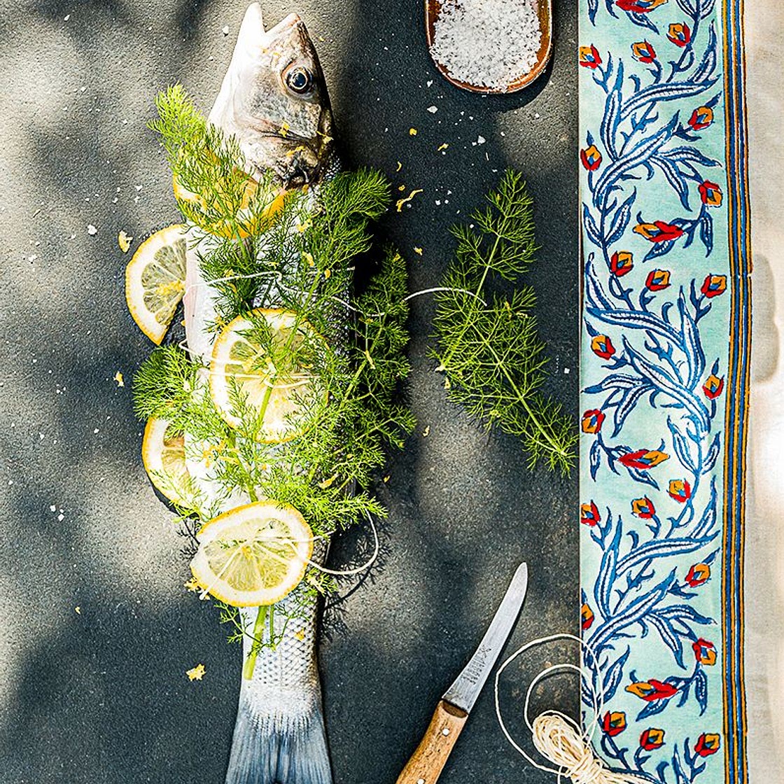 Bar au citron et au fenouil au barbecue