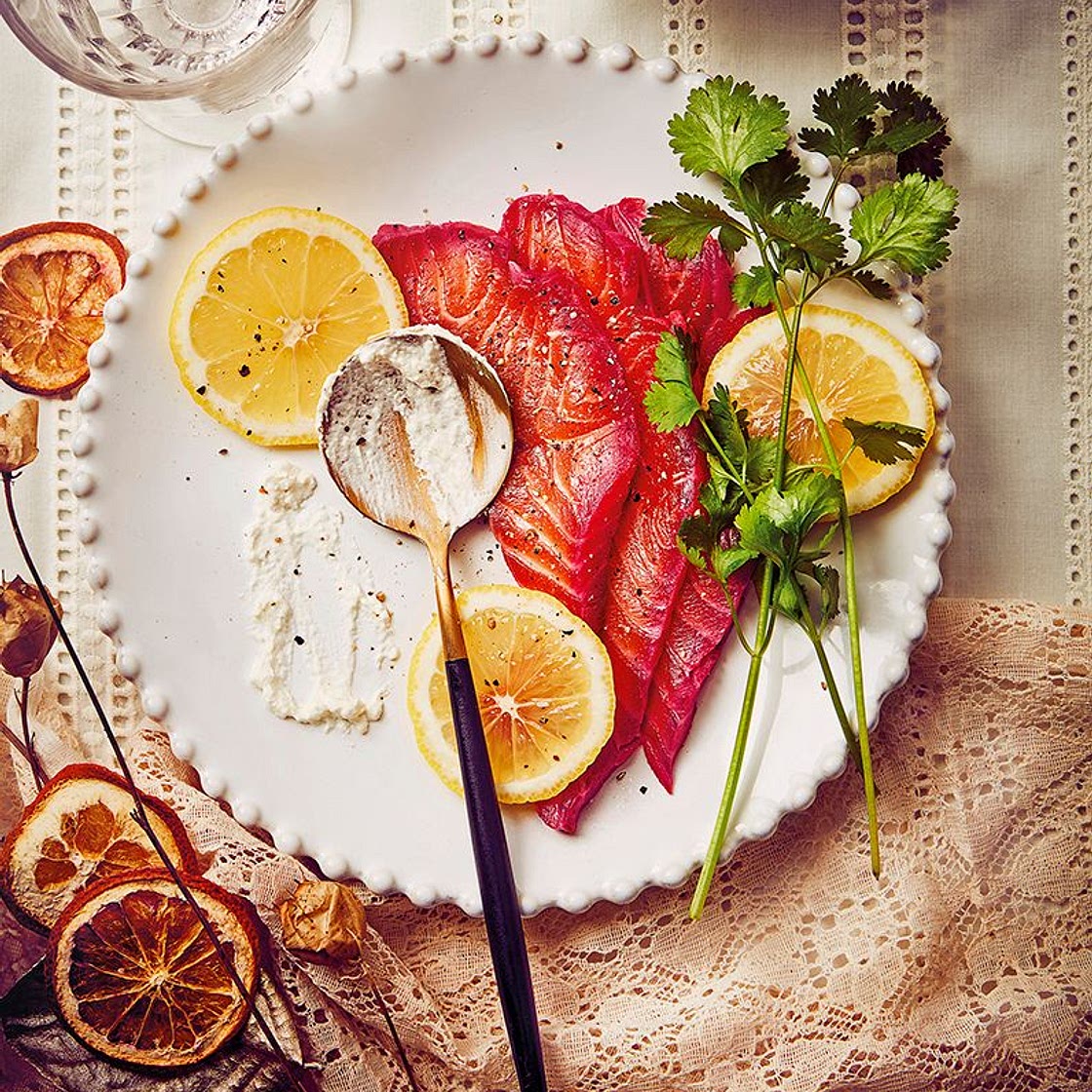 Saumon en gravlax, betterave et chantilly au citron