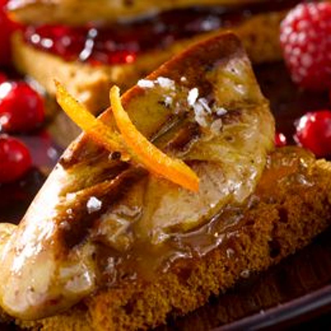 Le Foie Gras poêlé sur tranche de pain d’épices et fruits rouges
