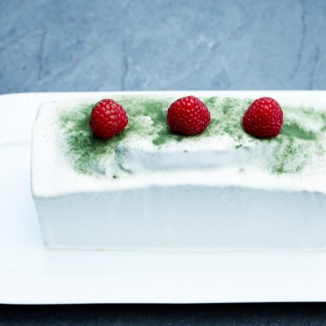Cake matcha, chocolat blanc et framboises de Pierre Hermé