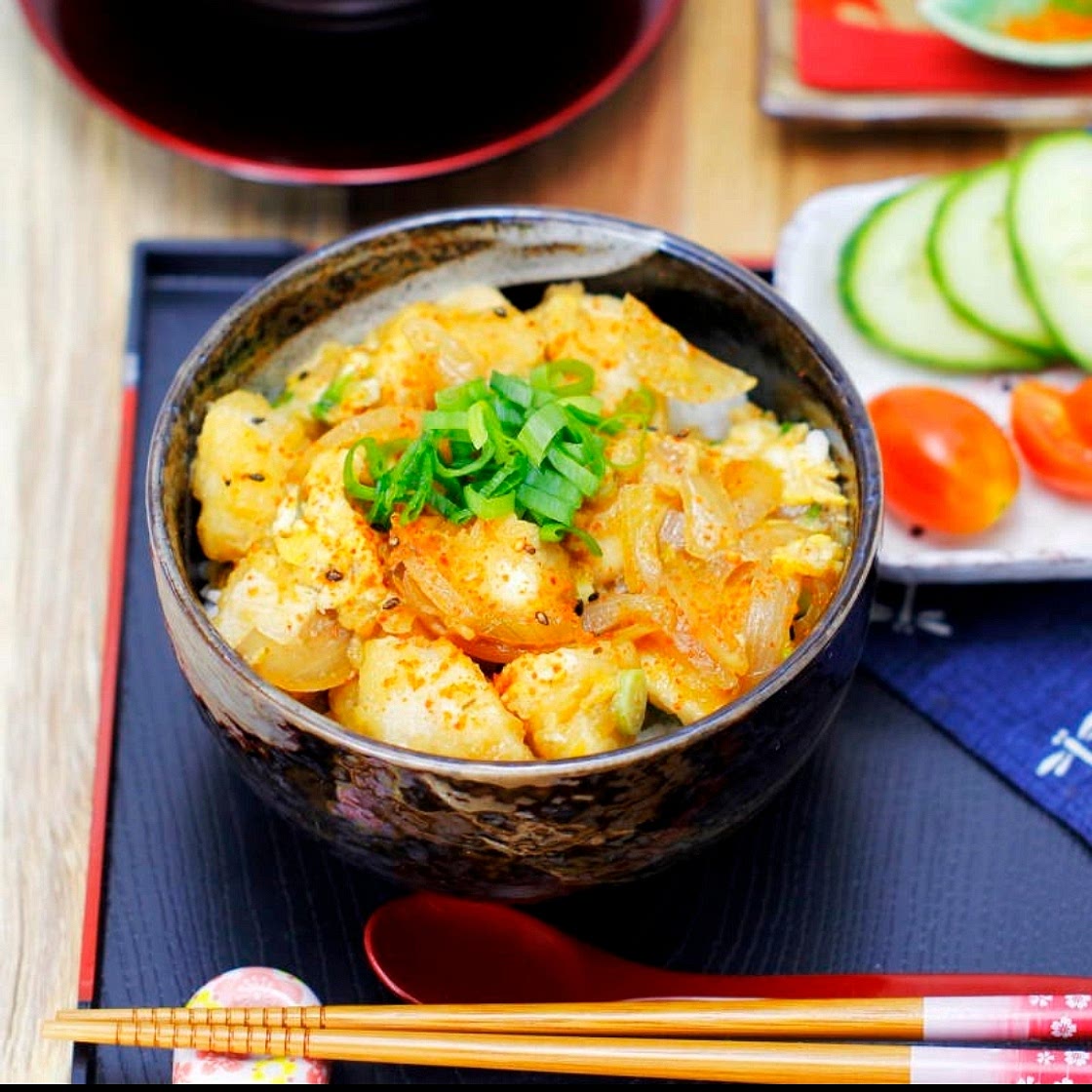 Oyakodon Rice Bowl mit Hähnchen & Ei |